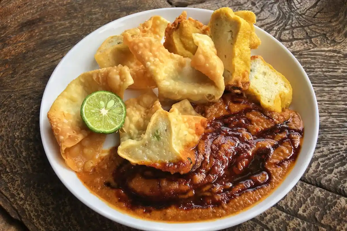 Resep Batagor Rumahan yang Gurih, Kenyal, dan Kuah Kacangnya Bikin Nagih